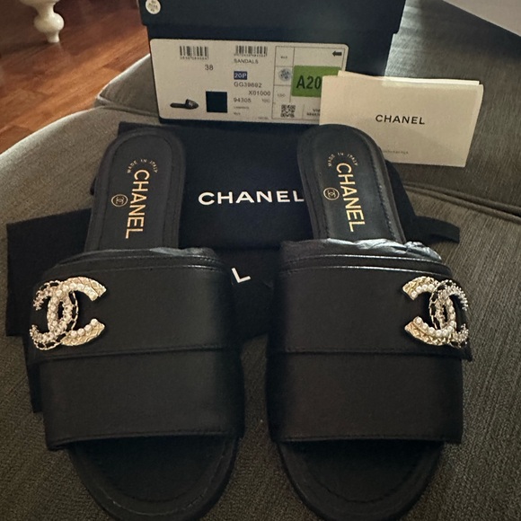 New CHANEL Black Leather Sandal Slide Lambskin CC Pearls Crystals Flats … - Picture 5 of 11